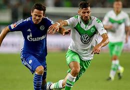 沃尔夫斯堡狼队狂风暴雨下出击，力挫群雄登上巅峰！的简单介绍